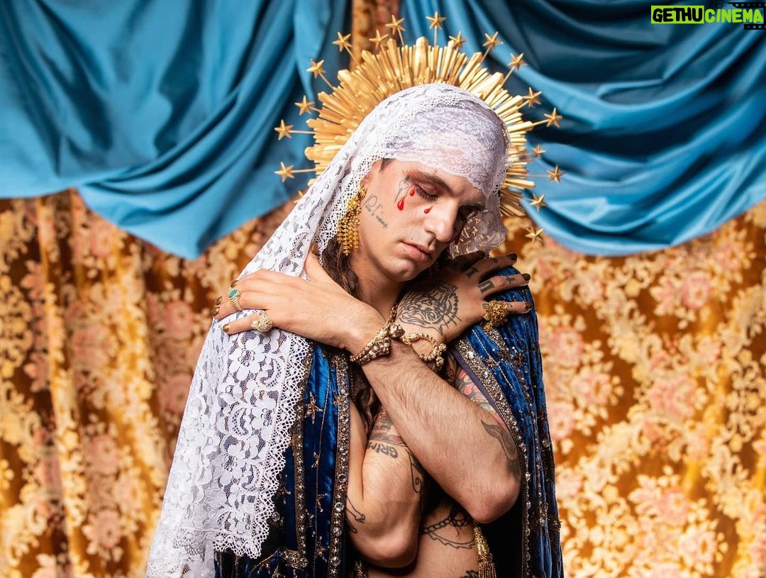 Achille Lauro Instagram - Sull'altare una slot Cristo è una donna Madonne sopra i muri Il mio Dio è in minigonna La mela dell'Eden Eva veste serpente La mela di Jobs Nasci già dipendente Ma a noi sta bene così GENERAZIONE X Cover Story @Vanityfair Thanks to @Simonemarchetti • Creative Director: @directedbyachillelauro Fotografia @LeandroEmede Abiti, @gucci. Gioielli «Hortus Deliciarum», Gucci High Jewelry Fashion editor @nickcerioni. Make-up @nikipinna e @maddalenabrandomakeup per Simone Belli Agency Using Gucci Beauty Hair @francescopegoretti per Simone Belli Agency. Manicure @gamaxofficial @marcella_caricato_ Hanno collaborato Salvatore Pezzella, Arianna Beachi, Michele Potenza. Assistenti fotografo Paolo Baccolo, Riccardo Andreaus. Produzione Sugarkane Studio. Producer Giulia Vercelli. @friendsandpartners Veronica Corno Ufficio stampa @goigest.