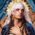 Achille Lauro Instagram - Sull'altare una slot Cristo è una donna Madonne sopra i muri Il mio Dio è in minigonna La mela dell'Eden Eva veste serpente La mela di Jobs Nasci già dipendente Ma a noi sta bene così GENERAZIONE X Cover Story @Vanityfair Thanks to @Simonemarchetti • Creative Director: @directedbyachillelauro Fotografia @LeandroEmede Abiti, @gucci. Gioielli «Hortus Deliciarum», Gucci High Jewelry Fashion editor @nickcerioni. Make-up @nikipinna e @maddalenabrandomakeup per Simone Belli Agency Using Gucci Beauty Hair @francescopegoretti per Simone Belli Agency. Manicure @gamaxofficial @marcella_caricato_ Hanno collaborato Salvatore Pezzella, Arianna Beachi, Michele Potenza. Assistenti fotografo Paolo Baccolo, Riccardo Andreaus. Produzione Sugarkane Studio. Producer Giulia Vercelli. @friendsandpartners Veronica Corno Ufficio stampa @goigest