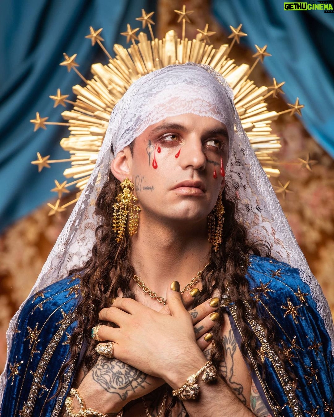 Achille Lauro Instagram - Sull'altare una slot Cristo è una donna Madonne sopra i muri Il mio Dio è in minigonna La mela dell'Eden Eva veste serpente La mela di Jobs Nasci già dipendente Ma a noi sta bene così GENERAZIONE X Cover Story @Vanityfair Thanks to @Simonemarchetti • Creative Director: @directedbyachillelauro Fotografia @LeandroEmede Abiti, @gucci. Gioielli «Hortus Deliciarum», Gucci High Jewelry Fashion editor @nickcerioni. Make-up @nikipinna e @maddalenabrandomakeup per Simone Belli Agency Using Gucci Beauty Hair @francescopegoretti per Simone Belli Agency. Manicure @gamaxofficial @marcella_caricato_ Hanno collaborato Salvatore Pezzella, Arianna Beachi, Michele Potenza. Assistenti fotografo Paolo Baccolo, Riccardo Andreaus. Produzione Sugarkane Studio. Producer Giulia Vercelli. @friendsandpartners Veronica Corno Ufficio stampa @goigest