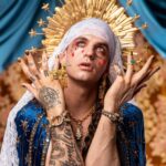 Achille Lauro Instagram - Sull'altare una slot Cristo è una donna Madonne sopra i muri Il mio Dio è in minigonna La mela dell'Eden Eva veste serpente La mela di Jobs Nasci già dipendente Ma a noi sta bene così GENERAZIONE X Cover Story @Vanityfair Thanks to @Simonemarchetti • Creative Director: @directedbyachillelauro Fotografia @LeandroEmede Abiti, @gucci. Gioielli «Hortus Deliciarum», Gucci High Jewelry Fashion editor @nickcerioni. Make-up @nikipinna e @maddalenabrandomakeup per Simone Belli Agency Using Gucci Beauty Hair @francescopegoretti per Simone Belli Agency. Manicure @gamaxofficial @marcella_caricato_ Hanno collaborato Salvatore Pezzella, Arianna Beachi, Michele Potenza. Assistenti fotografo Paolo Baccolo, Riccardo Andreaus. Produzione Sugarkane Studio. Producer Giulia Vercelli. @friendsandpartners Veronica Corno Ufficio stampa @goigest