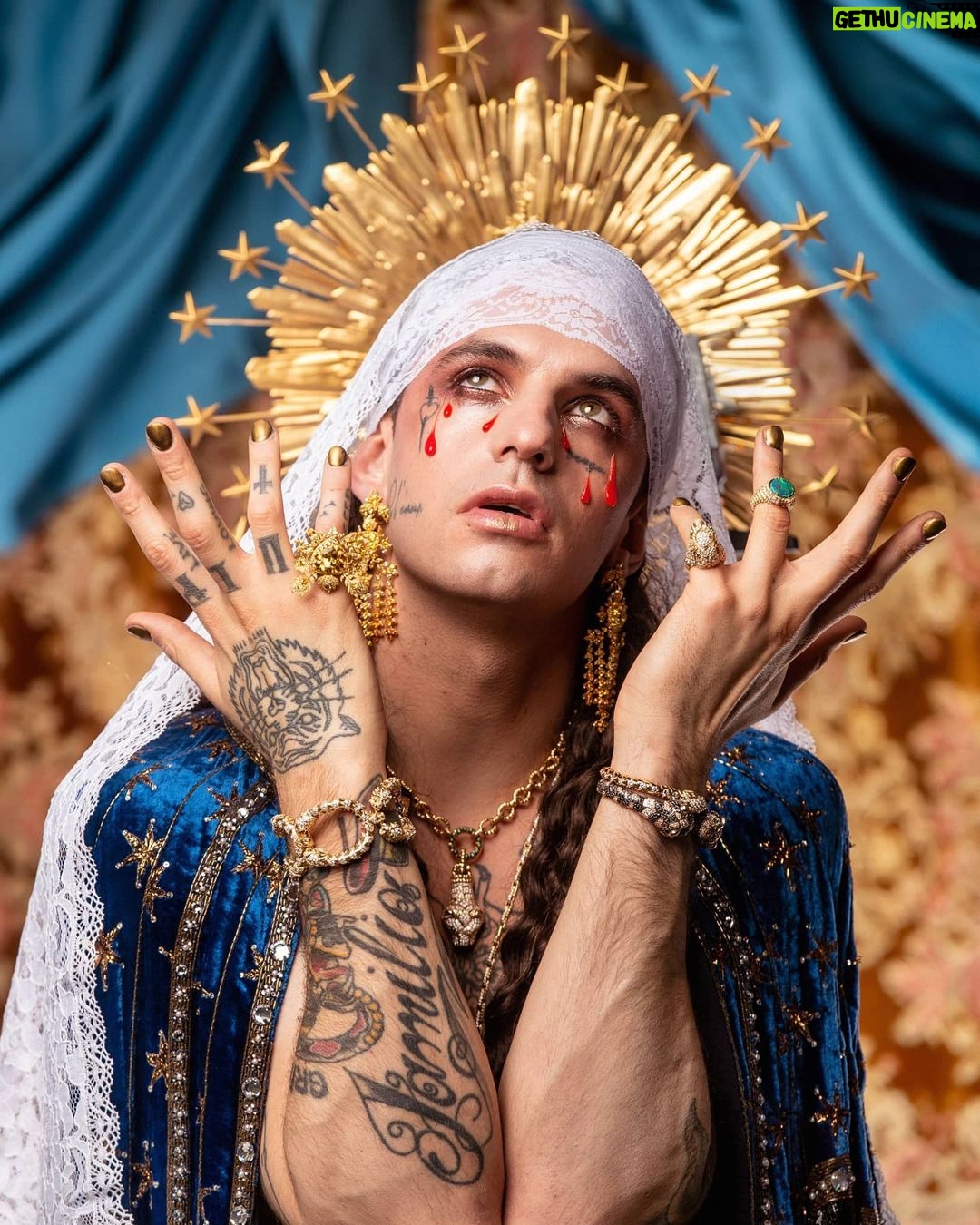 Achille Lauro Instagram - Sull'altare una slot Cristo è una donna Madonne sopra i muri Il mio Dio è in minigonna La mela dell'Eden Eva veste serpente La mela di Jobs Nasci già dipendente Ma a noi sta bene così GENERAZIONE X Cover Story @Vanityfair Thanks to @Simonemarchetti • Creative Director: @directedbyachillelauro Fotografia @LeandroEmede Abiti, @gucci. Gioielli «Hortus Deliciarum», Gucci High Jewelry Fashion editor @nickcerioni. Make-up @nikipinna e @maddalenabrandomakeup per Simone Belli Agency Using Gucci Beauty Hair @francescopegoretti per Simone Belli Agency. Manicure @gamaxofficial @marcella_caricato_ Hanno collaborato Salvatore Pezzella, Arianna Beachi, Michele Potenza. Assistenti fotografo Paolo Baccolo, Riccardo Andreaus. Produzione Sugarkane Studio. Producer Giulia Vercelli. @friendsandpartners Veronica Corno Ufficio stampa @goigest