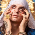 Achille Lauro Instagram - Sull'altare una slot Cristo è una donna Madonne sopra i muri Il mio Dio è in minigonna La mela dell'Eden Eva veste serpente La mela di Jobs Nasci già dipendente Ma a noi sta bene così GENERAZIONE X Cover Story @Vanityfair Thanks to @Simonemarchetti • Creative Director: @directedbyachillelauro Fotografia @LeandroEmede Abiti, @gucci. Gioielli «Hortus Deliciarum», Gucci High Jewelry Fashion editor @nickcerioni. Make-up @nikipinna e @maddalenabrandomakeup per Simone Belli Agency Using Gucci Beauty Hair @francescopegoretti per Simone Belli Agency. Manicure @gamaxofficial @marcella_caricato_ Hanno collaborato Salvatore Pezzella, Arianna Beachi, Michele Potenza. Assistenti fotografo Paolo Baccolo, Riccardo Andreaus. Produzione Sugarkane Studio. Producer Giulia Vercelli. @friendsandpartners Veronica Corno. Ufficio stampa @goigest.