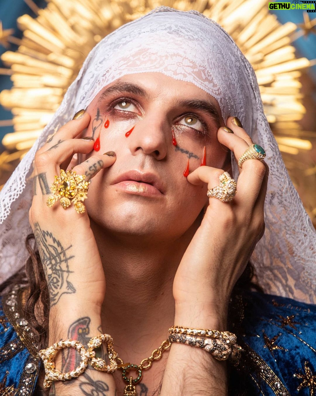Achille Lauro Instagram - Sull'altare una slot Cristo è una donna Madonne sopra i muri Il mio Dio è in minigonna La mela dell'Eden Eva veste serpente La mela di Jobs Nasci già dipendente Ma a noi sta bene così GENERAZIONE X Cover Story @Vanityfair Thanks to @Simonemarchetti • Creative Director: @directedbyachillelauro Fotografia @LeandroEmede Abiti, @gucci. Gioielli «Hortus Deliciarum», Gucci High Jewelry Fashion editor @nickcerioni. Make-up @nikipinna e @maddalenabrandomakeup per Simone Belli Agency Using Gucci Beauty Hair @francescopegoretti per Simone Belli Agency. Manicure @gamaxofficial @marcella_caricato_ Hanno collaborato Salvatore Pezzella, Arianna Beachi, Michele Potenza. Assistenti fotografo Paolo Baccolo, Riccardo Andreaus. Produzione Sugarkane Studio. Producer Giulia Vercelli. @friendsandpartners Veronica Corno. Ufficio stampa @goigest.