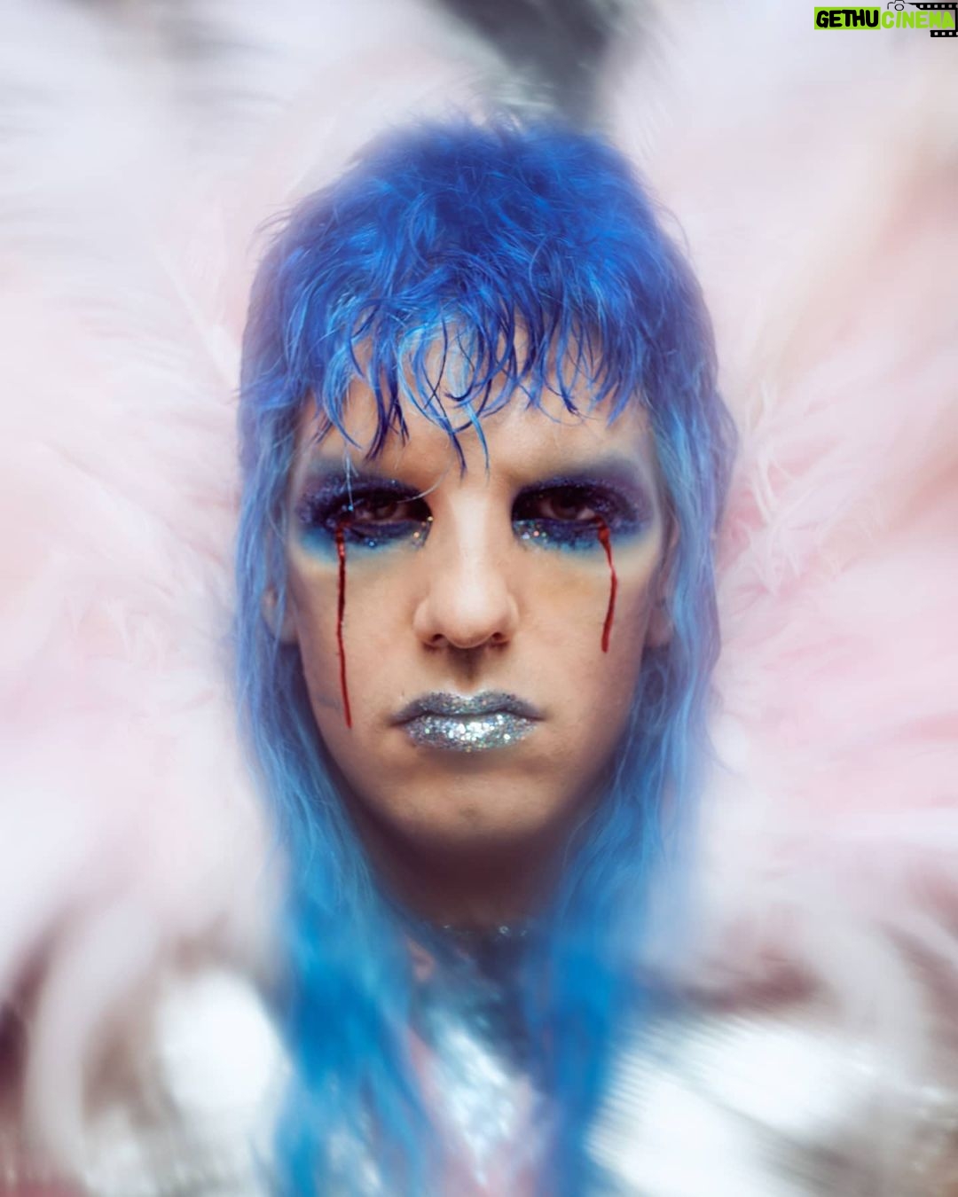 Achille Lauro Instagram - Questa notte ho versato lacrime per i nostri peccati. Il mondo aveva qualcosa da dire. Sono solo il suo agnello sacrificale. Ogni notte leggo nel cielo che lo farà ancora. • Creative Director: @directedbyachillelauro Costume Design: @alessandro_michele @gucci Co-creative Director: Nicolò Cerioni Fotografia: @LeandroEmede @guccibeauty