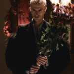 Achille Lauro Instagram – Che strano uomo sono io,
incapace di chiedere scusa,
perché confonde il perdono con la vergogna.
Che strano uomo sono io,
che ti chiama pagliaccio
perché pensa di dover combattere ciò che non riesce a raggiungere.
Che strano uomo sono io,
capace solo di dire “sei bellissima”
perché ancora ha paura di riconoscere il tuo valore.
Stasera, “per i tuoi occhi ancora”,
Chiedo scusa
e vado via.
Lauro
@loredanaberteofficial