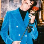 Achille Lauro Instagram - “Sposami Ti regalo il Duomo Piazza dei miracoli Ti regalo Napoli Lenzuola Bulgari Milioni, buttali Un castello delle favole Centomila rose, strappale Ti regalo Piazza Barberini Casa a via Condotti con vista Santorini, Montecarlo e Rimini, Un'autostrada fino ai limiti, Ti regalo Capri Ma con dietro Amalfi Un salone a Courmayeur La cucina a Chamonix Sì, trafiggi il cuore mio Ti regalo i cocci La vasca sembra i tropici E i corridoi sono aeroporti. Ma torna qui” Piccola Sophie, 1920