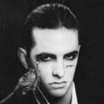 Achille Lauro Instagram - FUORI IL 4 DICEMBRE “1920 - Achille Lauro & The Untouchable Band”🎩 Sapete quanto io non sia mai stato interessato a seguire una logica dettata dall’industria musicale e le sue mode del momento. Ho sempre fatto la musica per il puro godimento che mi da. Ci sto scopando. Con questo finisce la mia trilogia. È l’ultimo side-project. Poi cambierà tutto. E per sempre. Intanto divertitevi 💋 P R E - O R D E R N O W Link in Bio Chicago