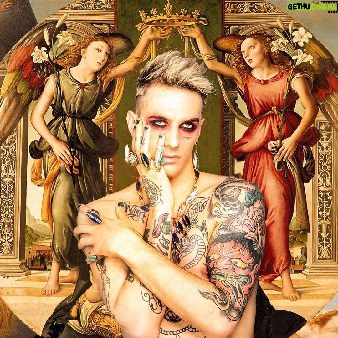 Achille Lauro Instagram - “Me Ne Frego” è Disco D’oro 📀 Più che una moda. Più che un genere. Più di una generazione. Qualcosa che sta unendo tutte le età. Spero di trovarvi tutti ai concerti. Sto facendo nuova musica, penso la migliore di sempre, qualcosa che resterà. A presto..