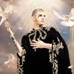 Achille Lauro Instagram - San Francesco. La celebre scena attribuita a Giotto in una delle storie di San Francesco della basilica superiore di Assisi. Il momento più rivoluzionario della sua storia in cui il Santo si è spogliato dei propri abiti e di ogni bene materiale per votare la sua vita alla religione e alla solidarietà. • Creative Director: @directedbyachillelauro