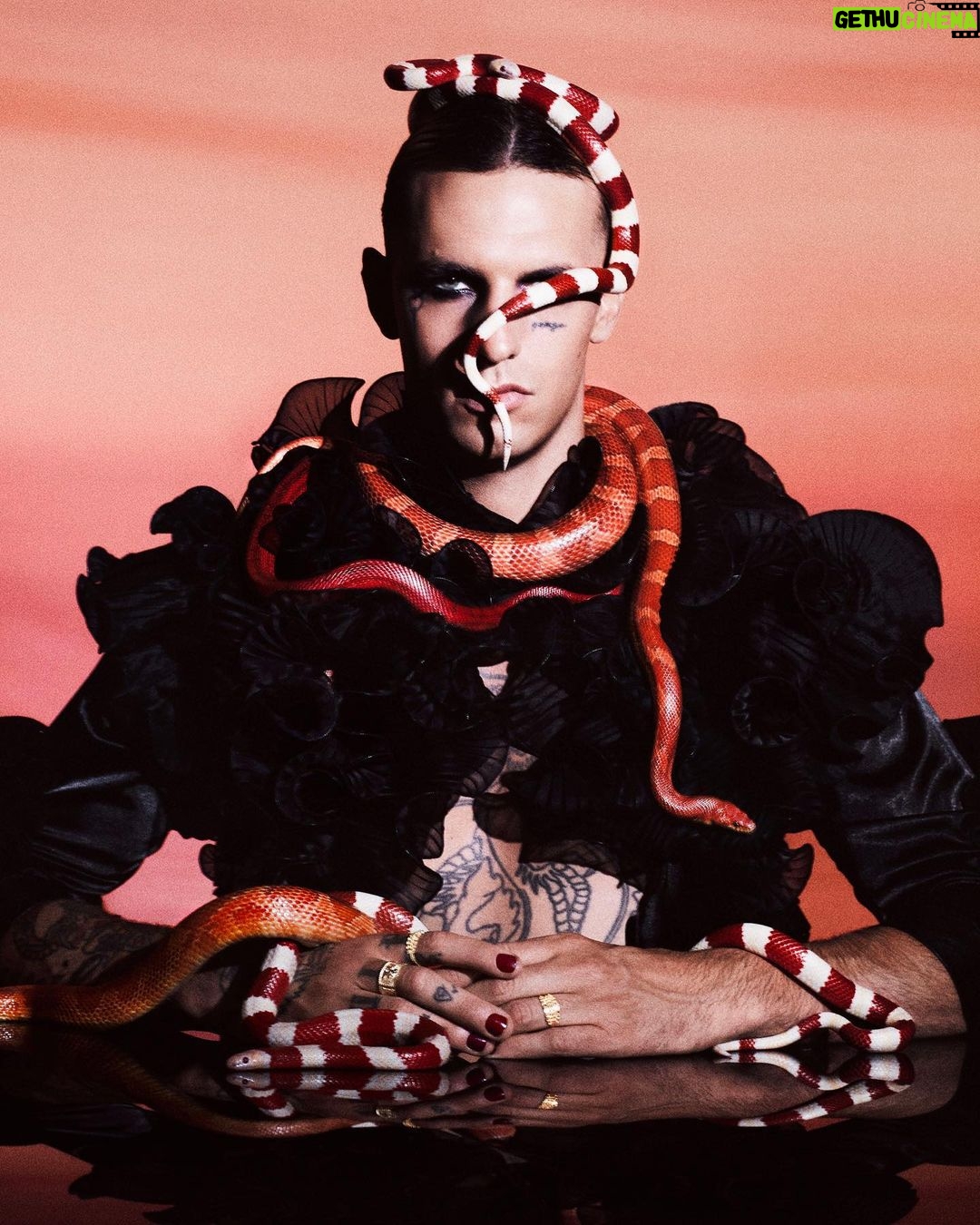 Achille Lauro Instagram - Ho firmato uno dei più importanti overall deal d’Europa con Amazon Prime. Sono lusingato di essere diventato ambassador di una delle piu grandi realtà di entertainment del mondo. Per i prossimi due anni sarò impegnato con loro nella produzione di contenuti d'intrattenimento, filmografia, serie, documentari e format streaming. Sono onorato di aver cominciato questa collaborazione con la produzione di colonne sonore e inediti, con la partecipazione al film “Anni da Cane” e con questa campagna fotografica a sostegno della ripartenza delle piccole e medie imprese italiane. Ringrazio per la fiducia e per la grande professionalità la visionaria e creativa Nicole Morganti , Head Of Italian Originals Amazon, e Francesca Bianchini per aver lavorato alla stesura di questo importante accordo. Ringrazio tutta la famiglia Amazon Prime per l’opportunità. Amazon supporta le piccole e medie imprese made in Italy anche durante il Prime Day @amazon.it #ad Stylist: @nickcerioni Ass. Stylist: @ariannabeachi Salvatore Pezzella @mitch__power Hair stylist: @mimmolaserra Make-up artist: Maddalena Brando Agenzia creativa: KIWI Client Creative Director: Leonardo Bonaccorso Account Director: Alessandra Versaci Senior Account Manager: Davide Andrea Zambelli Account Manager: Anna Crepaldi Produzione: Photographer: @nimabenati Resp. Progetto: Olga De Franceschi PR manager Amazon Artistic coordination: Giorgio Andrea Branduardi Digital: Massimo Fusardi Ass. light: Luca Trelancia Video maker: Patrick Invernici Ass. video: Paolo Rubinelli Set Designer: Chiara Guadagnini Ass.set: Tommaso Rigo Ass: Shasa Benati Serpenti: Animal Spoot Milano Studio: Capture Image Props: Globe Theatre Bologna Set designer: Agenzia creativa: @ Kiwi