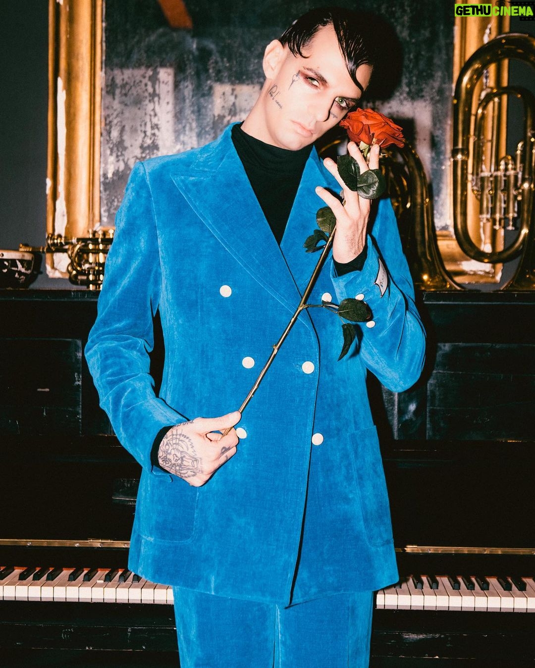 Achille Lauro Instagram - “Sposami Ti regalo il Duomo Piazza dei miracoli Ti regalo Napoli Lenzuola Bulgari Milioni, buttali Un castello delle favole Centomila rose, strappale Ti regalo Piazza Barberini Casa a via Condotti con vista Santorini, Montecarlo e Rimini, Un'autostrada fino ai limiti, Ti regalo Capri Ma con dietro Amalfi Un salone a Courmayeur La cucina a Chamonix Sì, trafiggi il cuore mio Ti regalo i cocci La vasca sembra i tropici E i corridoi sono aeroporti. Ma torna qui” Piccola Sophie, 1920