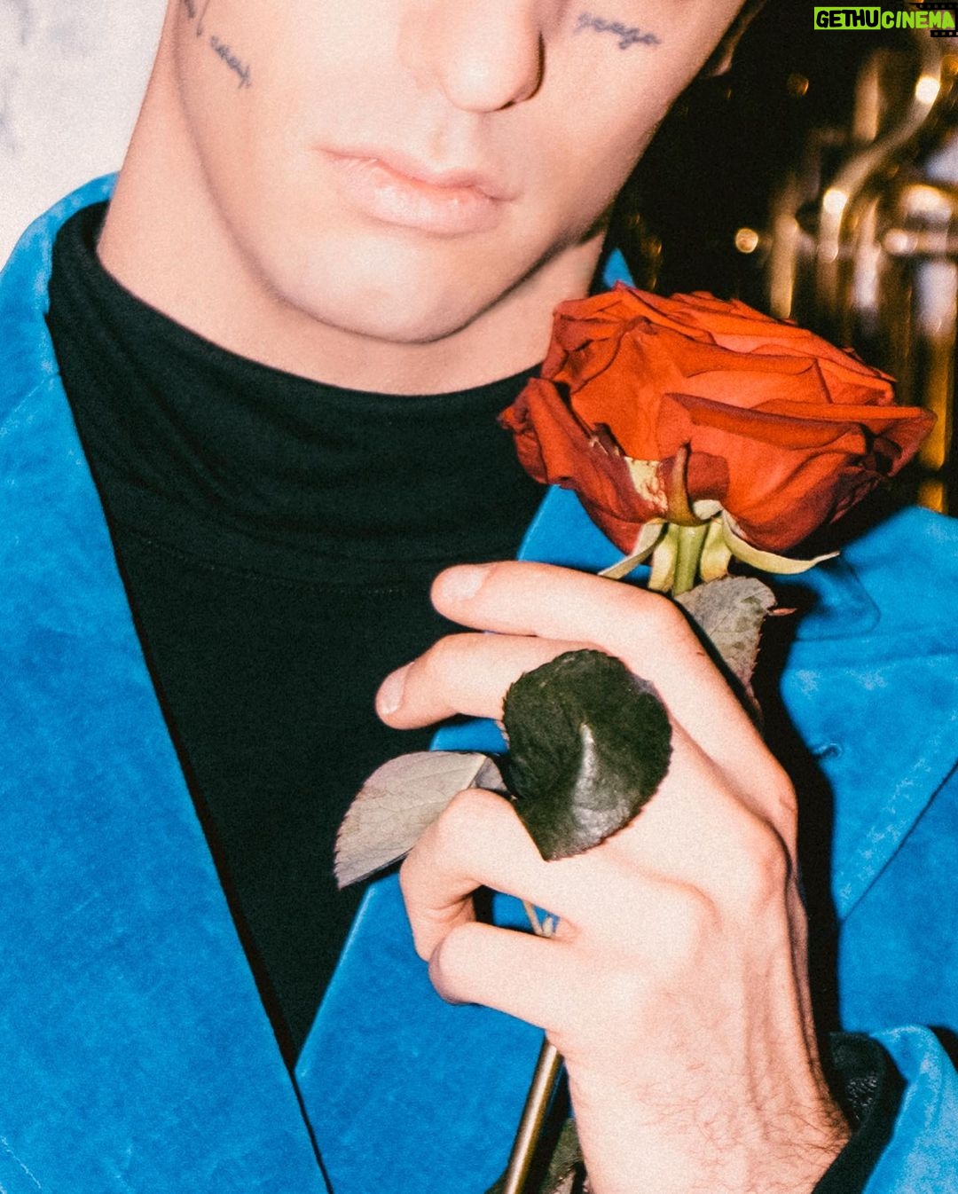 Achille Lauro Instagram - “Sposami Ti regalo il Duomo Piazza dei miracoli Ti regalo Napoli Lenzuola Bulgari Milioni, buttali Un castello delle favole Centomila rose, strappale Ti regalo Piazza Barberini Casa a via Condotti con vista Santorini, Montecarlo e Rimini, Un'autostrada fino ai limiti, Ti regalo Capri Ma con dietro Amalfi Un salone a Courmayeur La cucina a Chamonix Sì, trafiggi il cuore mio Ti regalo i cocci La vasca sembra i tropici E i corridoi sono aeroporti. Ma torna qui” Piccola Sophie, 1920