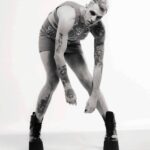 Achille Lauro Instagram - Questa sera sarebbe stata la prima assoluta del tour “Achille Idol Immortale”. Il nome era ispirato al mio primo album di successo, quel me che ha provato ad uccidermi e lo stesso che è riuscito a salvarmi. Ricordo la mia prima esibizione, bambini nella città di Dio. Un locale fatiscente preso in affitto a Roma, una giacca di pelle marrone. Ricordo le facce dei ragazzi che c’erano, di alcuni ricordo anche i nomi. Sembrano passate 3 vite ma per me siete stati sempre voi, anche quando eravamo in pochi. Oggi non potremo incontrarci, ma voglio ora, come mai, ringraziarvi tutti. Uso poco i social e tengo la mia vita distante. Il tempo vale troppo per noi comuni mortali. Cerco di dedicarlo a scrivere poesie, alla musica, a grandi ambizioni, ma oggi è il momento del grazie. Siete il mio vero successo e quello che abbiamo fatto lo abbiamo fatto insieme. I biglietti che avete acquistato per questo tour rimarranno validi per gli appuntamenti del 2021. Sto preparando qualcosa che vi lascerà a bocca aperta. Abbiate fiducia, abbiamo appena iniziato. Vi voglio bene, A presto. Lauro