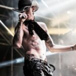Achille Lauro Instagram - Questa sera sarebbe stata la prima assoluta del tour “Achille Idol Immortale”. Il nome era ispirato al mio primo album di successo, quel me che ha provato ad uccidermi e lo stesso che è riuscito a salvarmi. Ricordo la mia prima esibizione, bambini nella città di Dio. Un locale fatiscente preso in affitto a Roma, una giacca di pelle marrone. Ricordo le facce dei ragazzi che c’erano, di alcuni ricordo anche i nomi. Sembrano passate 3 vite ma per me siete stati sempre voi, anche quando eravamo in pochi. Oggi non potremo incontrarci, ma voglio ora, come mai, ringraziarvi tutti. Uso poco i social e tengo la mia vita distante. Il tempo vale troppo per noi comuni mortali. Cerco di dedicarlo a scrivere poesie, alla musica, a grandi ambizioni, ma oggi è il momento del grazie. Siete il mio vero successo e quello che abbiamo fatto lo abbiamo fatto insieme. I biglietti che avete acquistato per questo tour rimarranno validi per gli appuntamenti del 2021. Sto preparando qualcosa che vi lascerà a bocca aperta. Abbiate fiducia, abbiamo appena iniziato. Vi voglio bene, A presto. Lauro