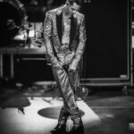 Achille Lauro Instagram - Questa sera sarebbe stata la prima assoluta del tour “Achille Idol Immortale”. Il nome era ispirato al mio primo album di successo, quel me che ha provato ad uccidermi e lo stesso che è riuscito a salvarmi. Ricordo la mia prima esibizione, bambini nella città di Dio. Un locale fatiscente preso in affitto a Roma, una giacca di pelle marrone. Ricordo le facce dei ragazzi che c’erano, di alcuni ricordo anche i nomi. Sembrano passate 3 vite ma per me siete stati sempre voi, anche quando eravamo in pochi. Oggi non potremo incontrarci, ma voglio ora, come mai, ringraziarvi tutti. Uso poco i social e tengo la mia vita distante. Il tempo vale troppo per noi comuni mortali. Cerco di dedicarlo a scrivere poesie, alla musica, a grandi ambizioni, ma oggi è il momento del grazie. Siete il mio vero successo e quello che abbiamo fatto lo abbiamo fatto insieme. I biglietti che avete acquistato per questo tour rimarranno validi per gli appuntamenti del 2021. Sto preparando qualcosa che vi lascerà a bocca aperta. Abbiate fiducia, abbiamo appena iniziato. Vi voglio bene, A presto. Lauro