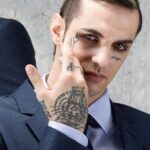 Achille Lauro Instagram - Ho firmato il piu importante contratto discografico degli ultimi 10 anni della musica in Italia. Dormivo su un materasso per terra, adesso scelgo in quale stanza passare la notte e con chi. Sto lavorando a 2 nuovi album. Con il primo ci divertiremo, con il successivo cambieremo la musica italiana. Elektra Records @warnermusicitaly