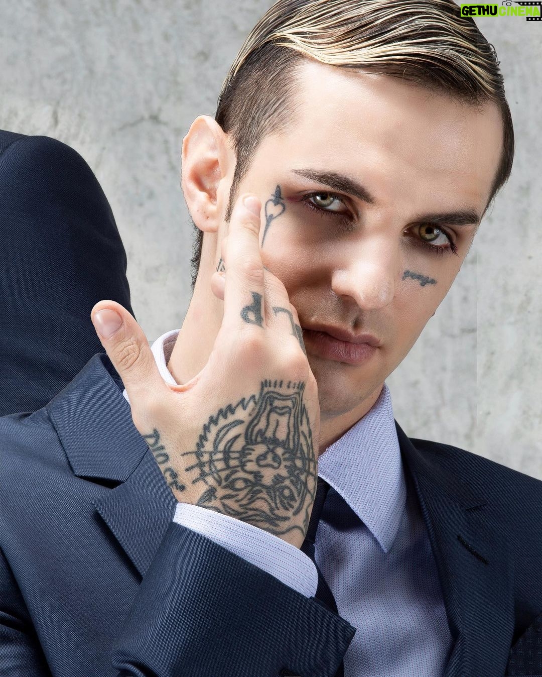 Achille Lauro Instagram - Ho firmato il piu importante contratto discografico degli ultimi 10 anni della musica in Italia. Dormivo su un materasso per terra, adesso scelgo in quale stanza passare la notte e con chi. Sto lavorando a 2 nuovi album. Con il primo ci divertiremo, con il successivo cambieremo la musica italiana. Elektra Records @warnermusicitaly