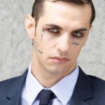 Achille Lauro Instagram - Ho firmato il piu importante contratto discografico degli ultimi 10 anni della musica in Italia. Dormivo su un materasso per terra, adesso scelgo in quale stanza passare la notte e con chi. Sto lavorando a 2 nuovi album. Con il primo ci divertiremo, con il successivo cambieremo la musica italiana. Elektra Records @warnermusicitaly