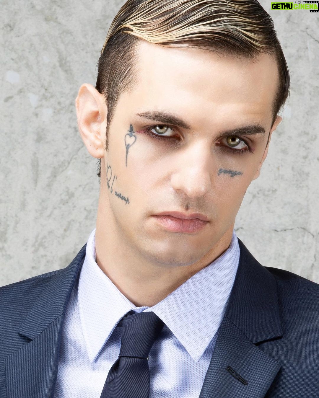 Achille Lauro Instagram - Ho firmato il piu importante contratto discografico degli ultimi 10 anni della musica in Italia. Dormivo su un materasso per terra, adesso scelgo in quale stanza passare la notte e con chi. Sto lavorando a 2 nuovi album. Con il primo ci divertiremo, con il successivo cambieremo la musica italiana. Elektra Records @warnermusicitaly