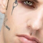 Achille Lauro Instagram - Ho firmato il piu importante contratto discografico degli ultimi 10 anni della musica in Italia. Dormivo su un materasso per terra, adesso scelgo in quale stanza passare la notte e con chi. Sto lavorando a 2 nuovi album. Con il primo ci divertiremo, con il successivo cambieremo la musica italiana. Elektra Records @warnermusicitaly