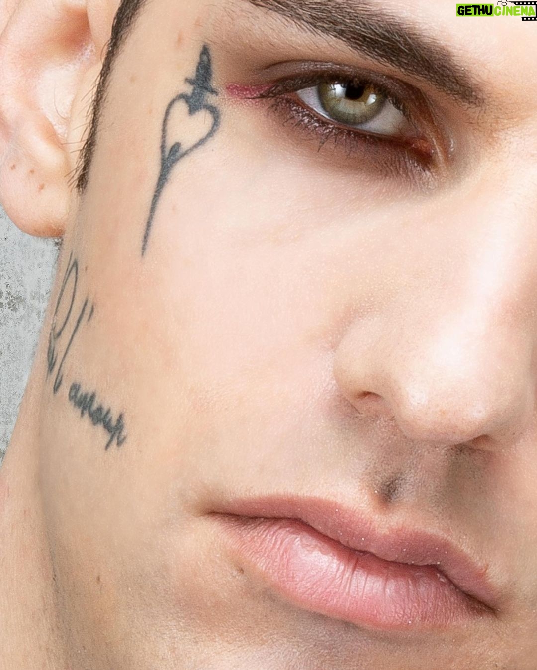 Achille Lauro Instagram - Ho firmato il piu importante contratto discografico degli ultimi 10 anni della musica in Italia. Dormivo su un materasso per terra, adesso scelgo in quale stanza passare la notte e con chi. Sto lavorando a 2 nuovi album. Con il primo ci divertiremo, con il successivo cambieremo la musica italiana. Elektra Records @warnermusicitaly