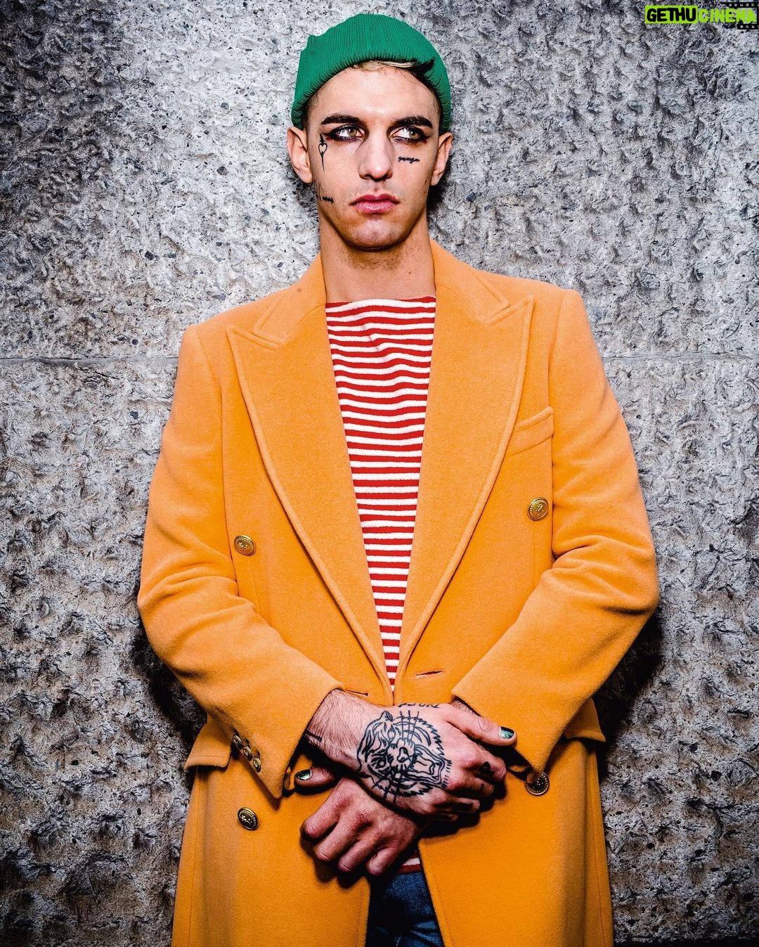 Achille Lauro Instagram - @Gucci X @esquireitalia “Crea vestiti alle canzoni e decide i picchi delle ricerche di Google. Incontro con l’Idolo Immortale che porta la sua musica all’estremo e racconta la poesia della gente.” Art by @bruce_gilden Styl by @nickcerioni Milan, Italy