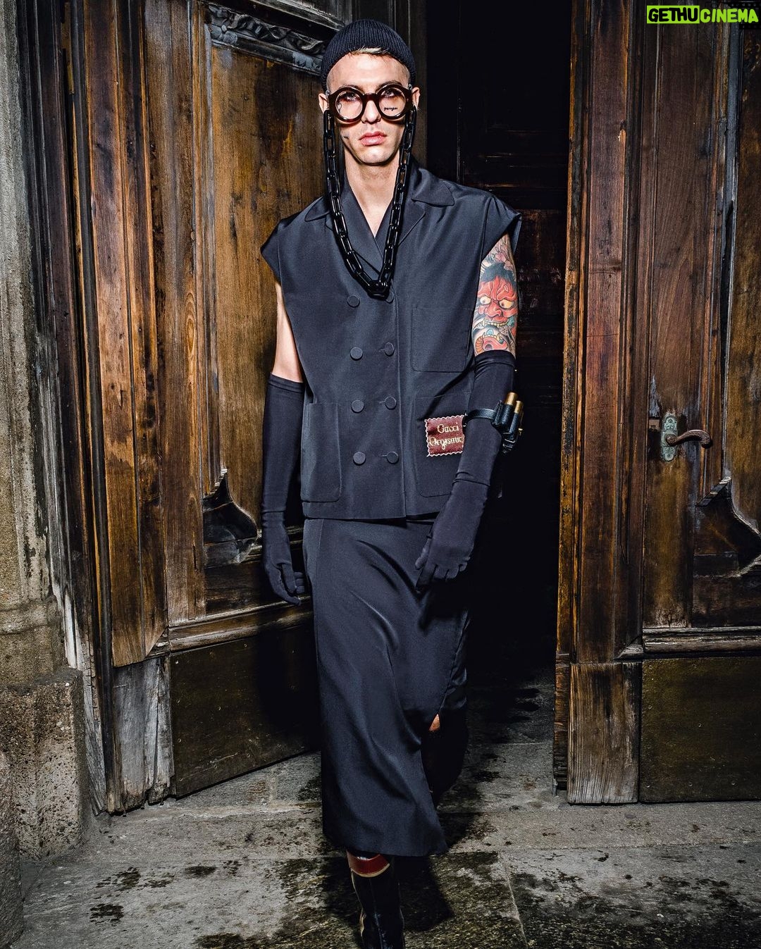 Achille Lauro Instagram - @Gucci X @esquireitalia “Crea vestiti alle canzoni e decide i picchi delle ricerche di Google. Incontro con l’Idolo Immortale che porta la sua musica all’estremo e racconta la poesia della gente.” Art by @bruce_gilden Styl by @nickcerioni Milan, Italy