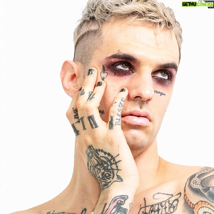 Achille Lauro Instagram - San Valentino & Calze a rete👠🖤