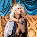 Achille Lauro Instagram - Sull'altare una slot Cristo è una donna Madonne sopra i muri Il mio Dio è in minigonna La mela dell'Eden Eva veste serpente La mela di Jobs Nasci già dipendente Ma a noi sta bene così GENERAZIONE X Cover Story @Vanityfair Thanks to @Simonemarchetti • Creative Director: @directedbyachillelauro Fotografia @LeandroEmede Abiti, @gucci. Gioielli «Hortus Deliciarum», Gucci High Jewelry Fashion editor @nickcerioni. Make-up @nikipinna e @maddalenabrandomakeup per Simone Belli Agency Using Gucci Beauty Hair @francescopegoretti per Simone Belli Agency. Manicure @gamaxofficial @marcella_caricato_ Hanno collaborato Salvatore Pezzella, Arianna Beachi, Michele Potenza. Assistenti fotografo Paolo Baccolo, Riccardo Andreaus. Produzione Sugarkane Studio. Producer Giulia Vercelli. @friendsandpartners Veronica Corno Ufficio stampa @goigest.