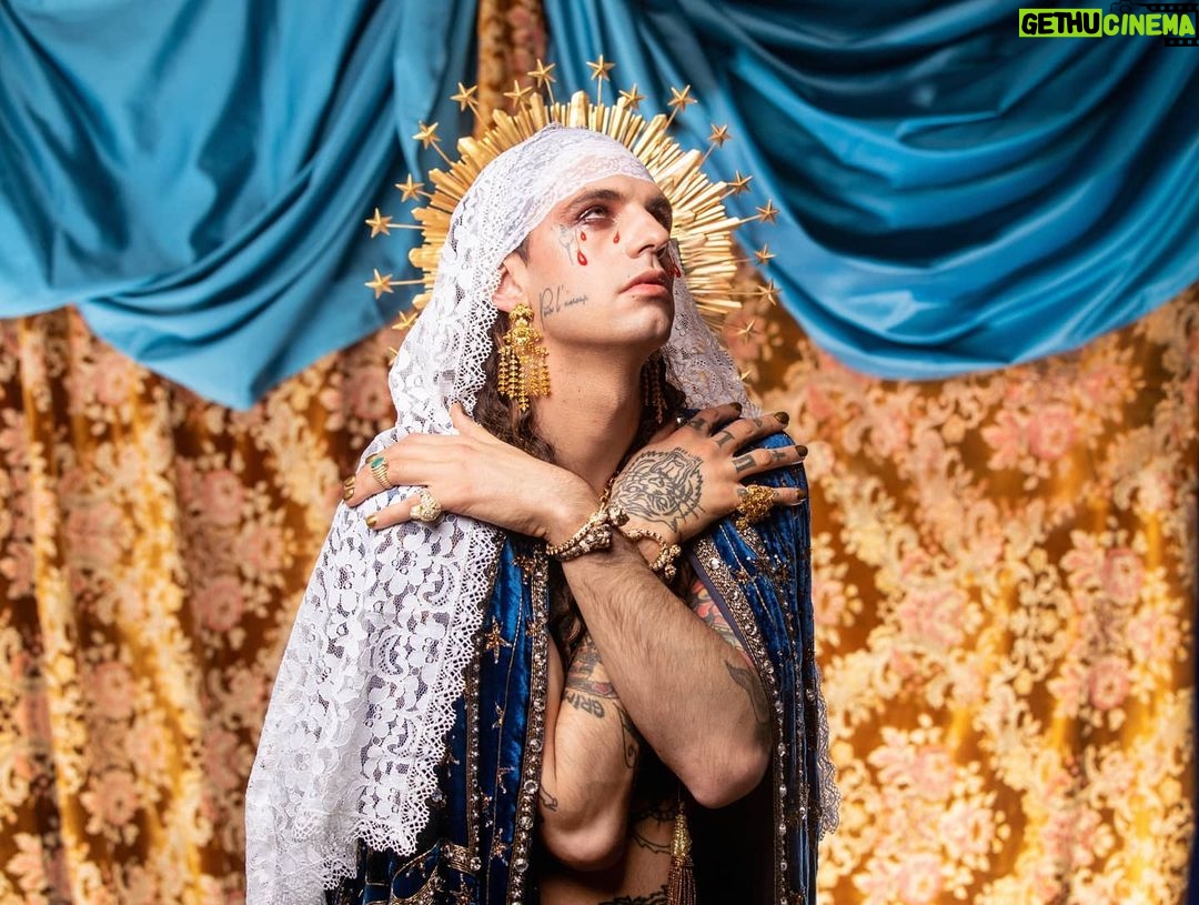 Achille Lauro Instagram - Sull'altare una slot Cristo è una donna Madonne sopra i muri Il mio Dio è in minigonna La mela dell'Eden Eva veste serpente La mela di Jobs Nasci già dipendente Ma a noi sta bene così GENERAZIONE X Cover Story @Vanityfair Thanks to @Simonemarchetti • Creative Director: @directedbyachillelauro Fotografia @LeandroEmede Abiti, @gucci. Gioielli «Hortus Deliciarum», Gucci High Jewelry Fashion editor @nickcerioni. Make-up @nikipinna e @maddalenabrandomakeup per Simone Belli Agency Using Gucci Beauty Hair @francescopegoretti per Simone Belli Agency. Manicure @gamaxofficial @marcella_caricato_ Hanno collaborato Salvatore Pezzella, Arianna Beachi, Michele Potenza. Assistenti fotografo Paolo Baccolo, Riccardo Andreaus. Produzione Sugarkane Studio. Producer Giulia Vercelli. @friendsandpartners Veronica Corno Ufficio stampa @goigest.