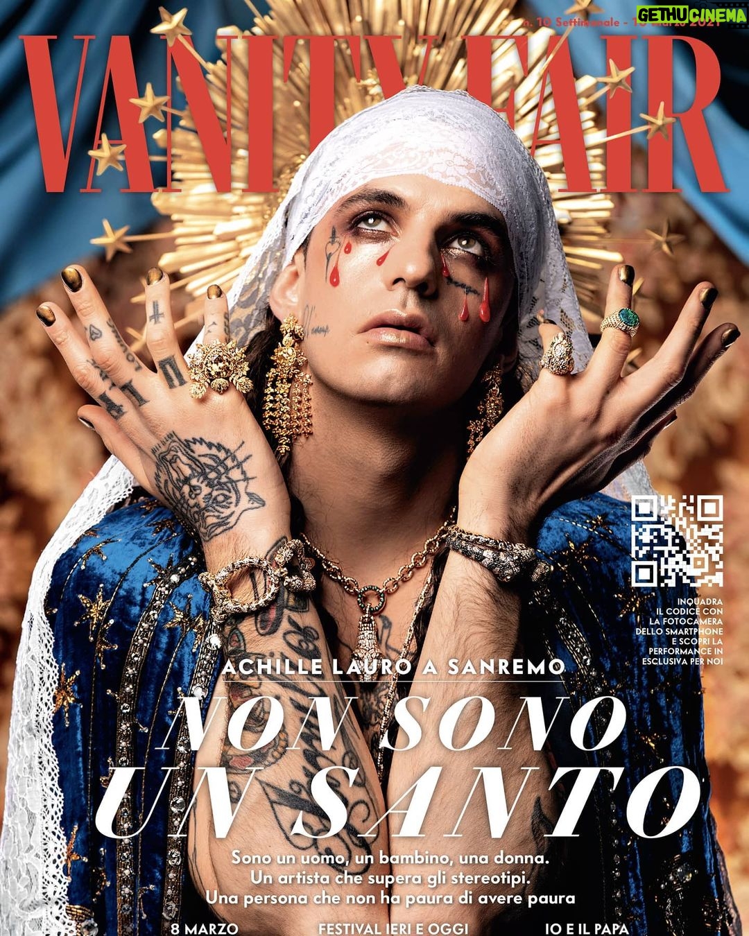 Achille Lauro Instagram - Sull'altare una slot Cristo è una donna Madonne sopra i muri Il mio Dio è in minigonna La mela dell'Eden Eva veste serpente La mela di Jobs Nasci già dipendente Ma a noi sta bene così GENERAZIONE X Cover Story @Vanityfair Thanks to @Simonemarchetti • Creative Director: @directedbyachillelauro Fotografia @LeandroEmede Abiti, @gucci. Gioielli «Hortus Deliciarum», Gucci High Jewelry Fashion editor @nickcerioni. Make-up @nikipinna e @maddalenabrandomakeup per Simone Belli Agency Using Gucci Beauty Hair @francescopegoretti per Simone Belli Agency. Manicure @gamaxofficial @marcella_caricato_ Hanno collaborato Salvatore Pezzella, Arianna Beachi, Michele Potenza. Assistenti fotografo Paolo Baccolo, Riccardo Andreaus. Produzione Sugarkane Studio. Producer Giulia Vercelli. @friendsandpartners Veronica Corno Ufficio stampa @goigest