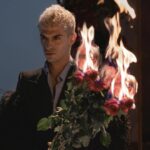 Achille Lauro Instagram – Che strano uomo sono io,
incapace di chiedere scusa,
perché confonde il perdono con la vergogna.
Che strano uomo sono io,
che ti chiama pagliaccio
perché pensa di dover combattere ciò che non riesce a raggiungere.
Che strano uomo sono io,
capace solo di dire “sei bellissima”
perché ancora ha paura di riconoscere il tuo valore.
Stasera, “per i tuoi occhi ancora”,
Chiedo scusa
e vado via.
Lauro
@loredanaberteofficial