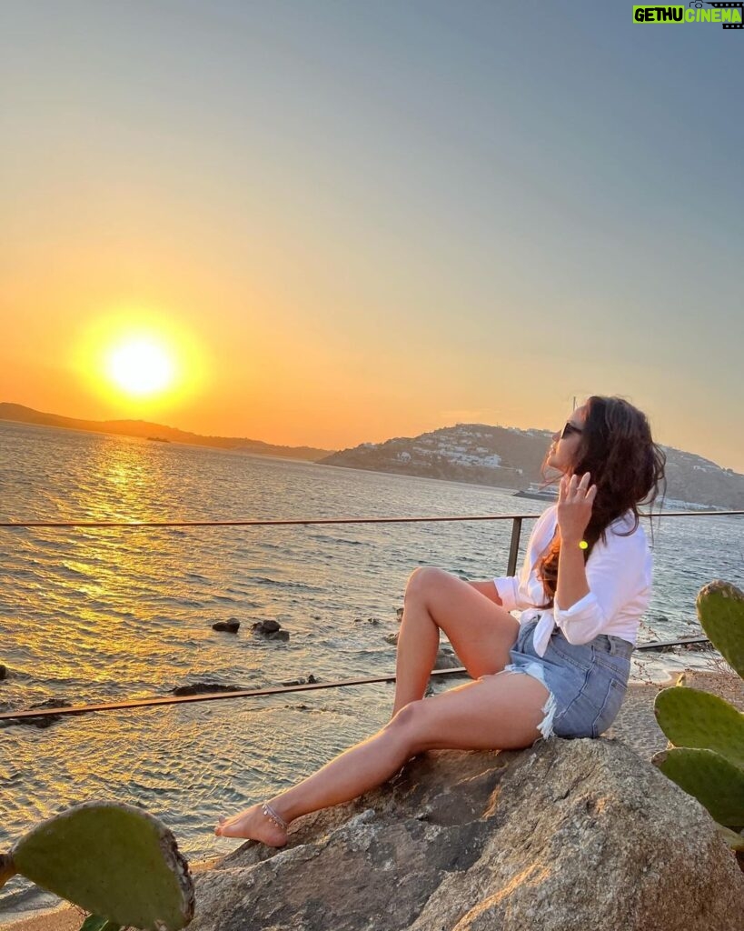 Adaa Khan Instagram - Sun, Sea and serenity… it can’t get better than this! 🌅 . . #throwback #Sunset #InstaGood #IGgram #sun #seaside #mykonos #vacaytime #vacationtime #travel #adaakhan #adaaventure #greece🇬🇷