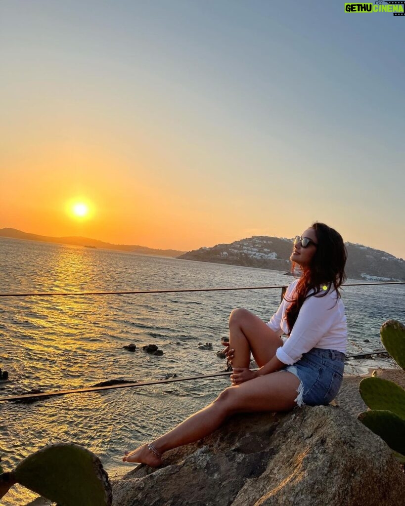 Adaa Khan Instagram - Sun, Sea and serenity… it can’t get better than this! 🌅 . . #throwback #Sunset #InstaGood #IGgram #sun #seaside #mykonos #vacaytime #vacationtime #travel #adaakhan #adaaventure #greece🇬🇷