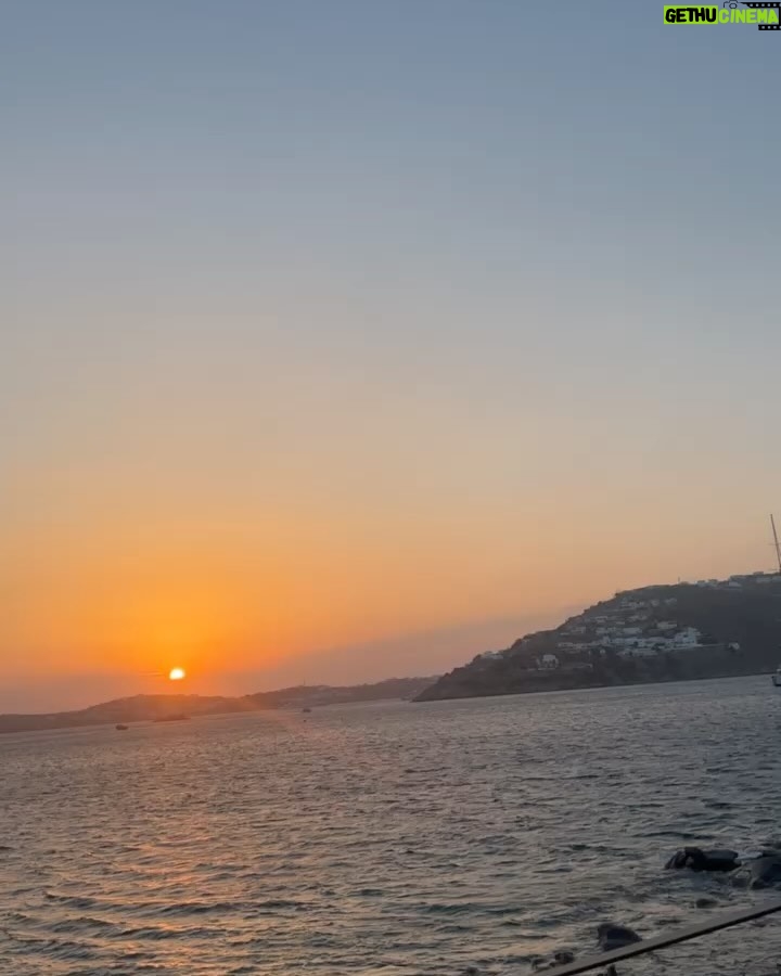 Adaa Khan Instagram - Sun, Sea and serenity… it can’t get better than this! 🌅 . . #throwback #Sunset #InstaGood #IGgram #sun #seaside #mykonos #vacaytime #vacationtime #travel #adaakhan #adaaventure #greece🇬🇷