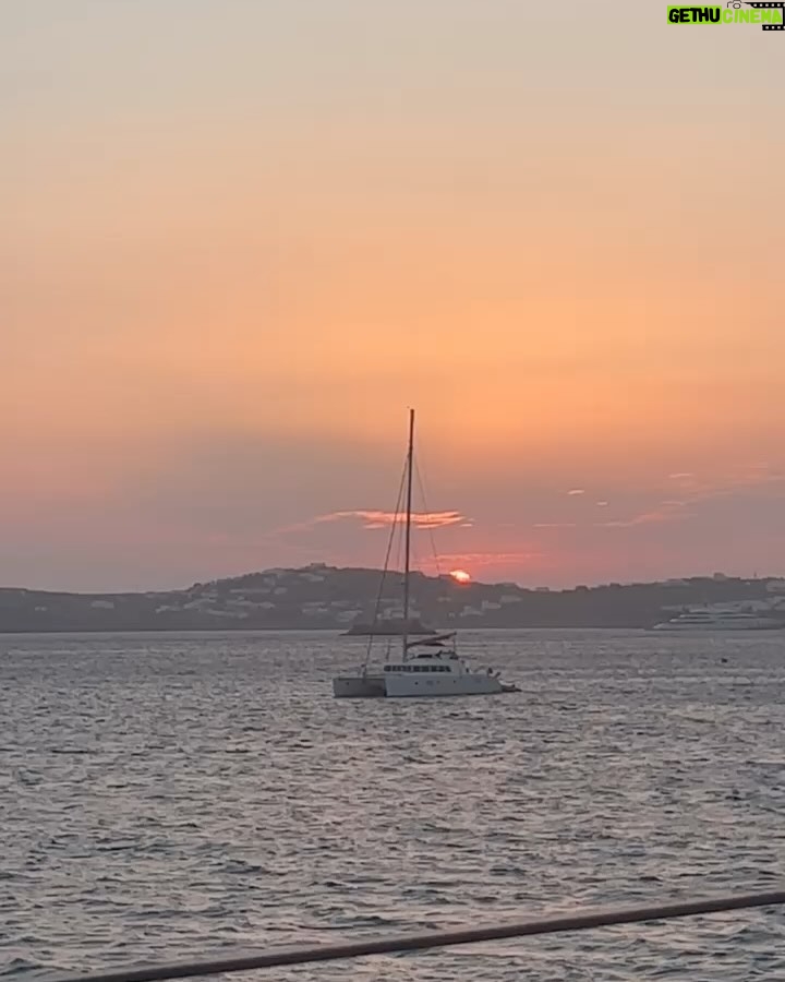 Adaa Khan Instagram - Sun, Sea and serenity… it can’t get better than this! 🌅 . . #throwback #Sunset #InstaGood #IGgram #sun #seaside #mykonos #vacaytime #vacationtime #travel #adaakhan #adaaventure #greece🇬🇷
