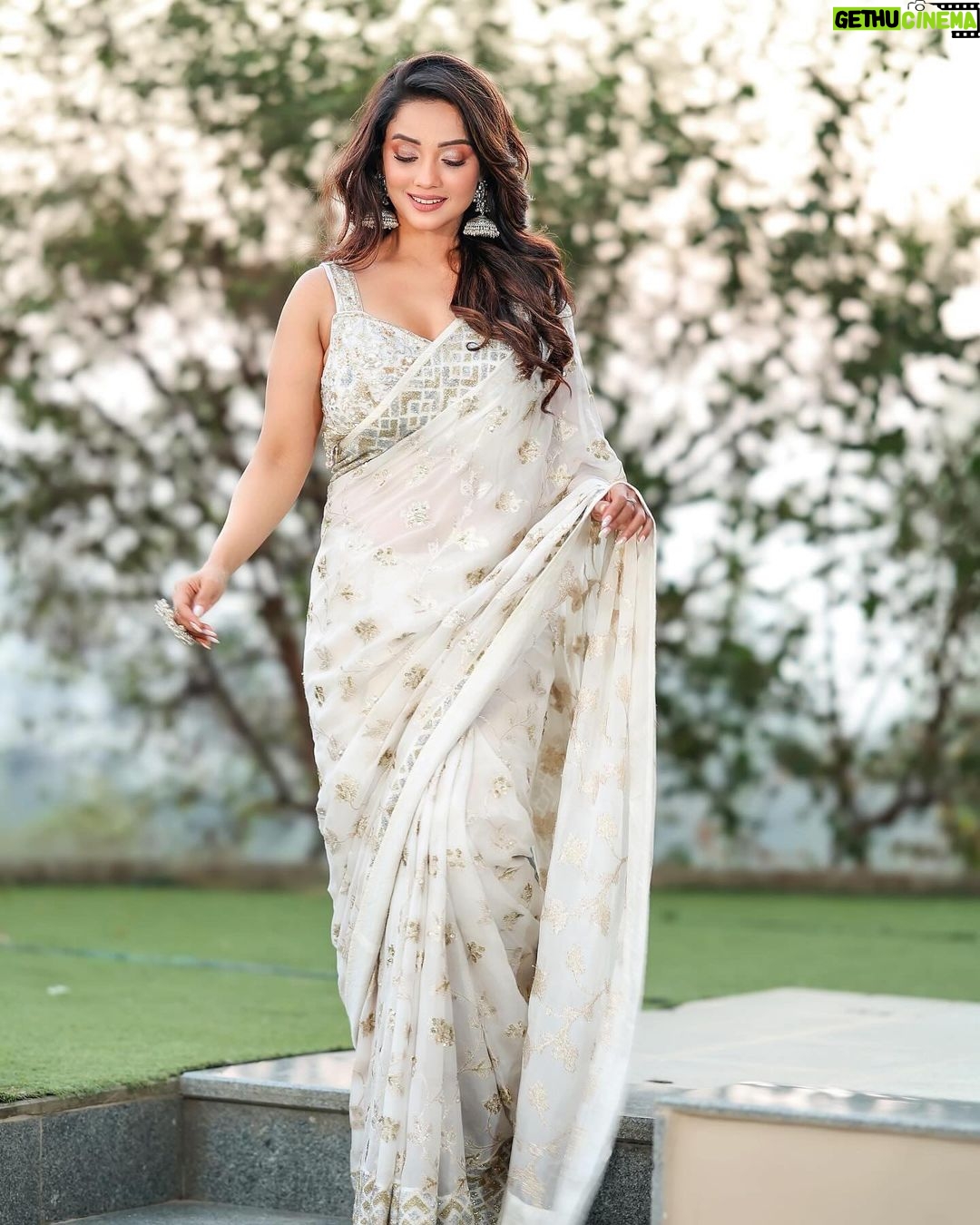 Adaa Khan Instagram - Embracing the hues of togetherness, compassion and onenessβ¦ #HappyRepublicDay . . . π₯: @sk_.click π: @mehekuuu @zubeda_hairstylist π: @dilkashbyankita π€: @vblitzcommunications π₯»: @panna.in π€: @ektara_world π: @bookrecce_locations . . #republicday #republicday2023 #proudindian #desigirl #fashion #fashionlikeadaa #adaakhan