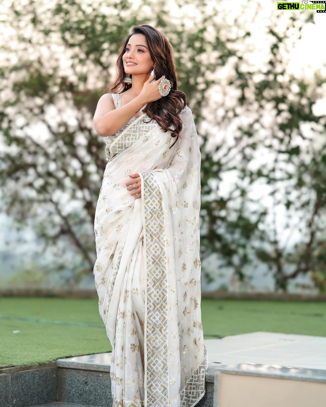 Adaa Khan Instagram - Embracing the hues of togetherness, compassion and onenessβ¦ #HappyRepublicDay . . . π₯: @sk_.click π: @mehekuuu @zubeda_hairstylist π: @dilkashbyankita π€: @vblitzcommunications π₯»: @panna.in π€: @ektara_world π: @bookrecce_locations . . #republicday #republicday2023 #proudindian #desigirl #fashion #fashionlikeadaa #adaakhan