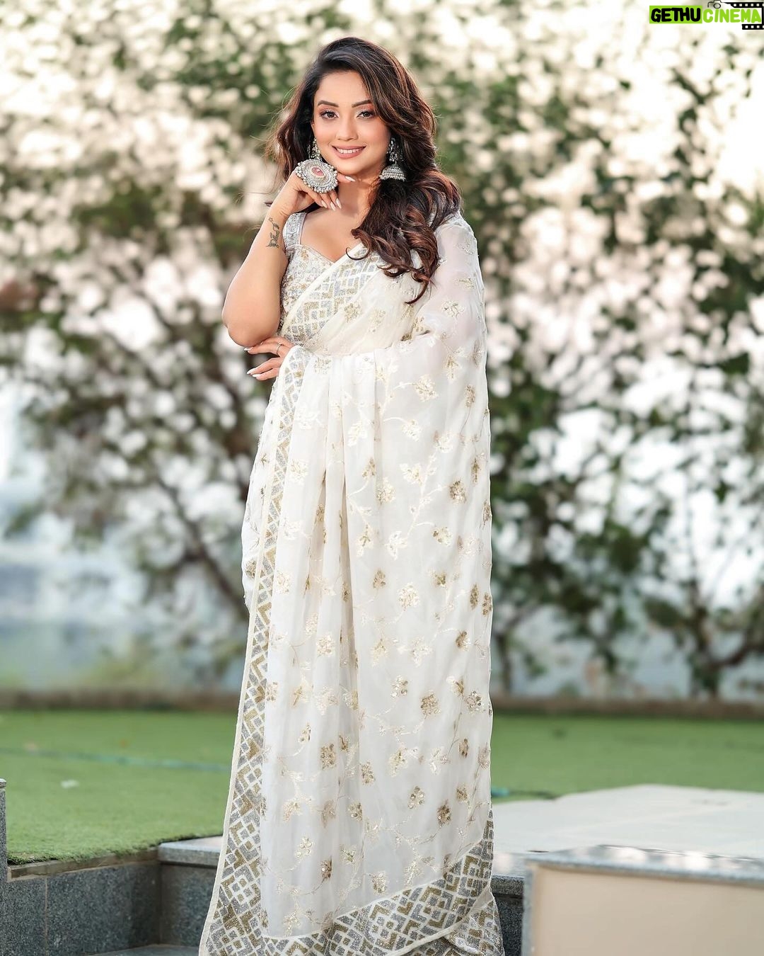 Adaa Khan Instagram - Embracing the hues of togetherness, compassion and onenessβ¦ #HappyRepublicDay . . . π₯: @sk_.click π: @mehekuuu @zubeda_hairstylist π: @dilkashbyankita π€: @vblitzcommunications π₯»: @panna.in π€: @ektara_world π: @bookrecce_locations . . #republicday #republicday2023 #proudindian #desigirl #fashion #fashionlikeadaa #adaakhan