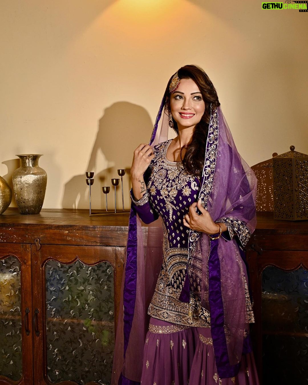 Adaa Khan Instagram - Kuch Noor Noor Sa Khayalon Mein; Ehsaas Yuh Nazaron Mein!! 🌙✨ . . . 📸: @mayankpradhan_ 👗: @shivaliahmedabad 💎: @shopravyaa 🤝: @vblitzcommunications 💄: @beautybythebeastt 📍: @bookreccee.locations . . #iftaarparty #fashion #lookbook #style #instadaily #instafashion #instagood #fashionlikeadaa #adaakhan #babasiddiqueiftaar