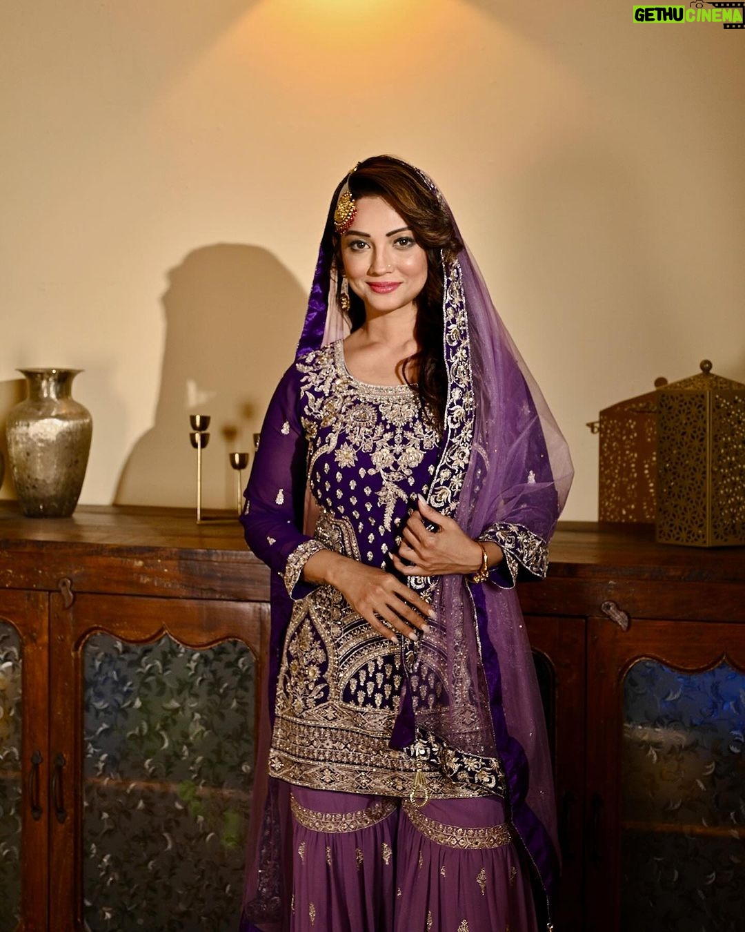 Adaa Khan Instagram - Kuch Noor Noor Sa Khayalon Mein; Ehsaas Yuh Nazaron Mein!! 🌙✨ . . . 📸: @mayankpradhan_ 👗: @shivaliahmedabad 💎: @shopravyaa 🤝: @vblitzcommunications 💄: @beautybythebeastt 📍: @bookreccee.locations . . #iftaarparty #fashion #lookbook #style #instadaily #instafashion #instagood #fashionlikeadaa #adaakhan #babasiddiqueiftaar