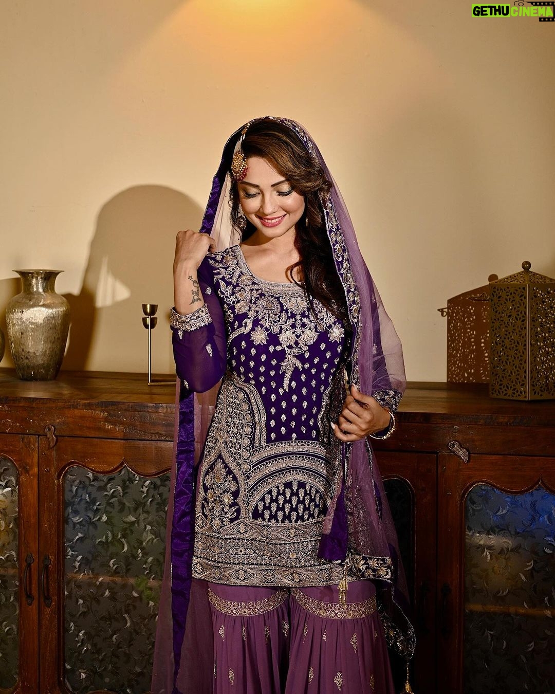 Adaa Khan Instagram - Kuch Noor Noor Sa Khayalon Mein; Ehsaas Yuh Nazaron Mein!! 🌙✨ . . . 📸: @mayankpradhan_ 👗: @shivaliahmedabad 💎: @shopravyaa 🤝: @vblitzcommunications 💄: @beautybythebeastt 📍: @bookreccee.locations . . #iftaarparty #fashion #lookbook #style #instadaily #instafashion #instagood #fashionlikeadaa #adaakhan #babasiddiqueiftaar