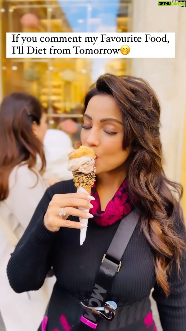 Adaa Khan Instagram - Kal se diet shuru 🤝…jaldi guess karo Can you? Wrong answers please!! 😂 . . . #justforfun #reels #feelkaroreelkaro #feelitreelit #reelsinsta #comedy #comedyreels #foodie #foodlover #adaakhan #italy #italianfood
