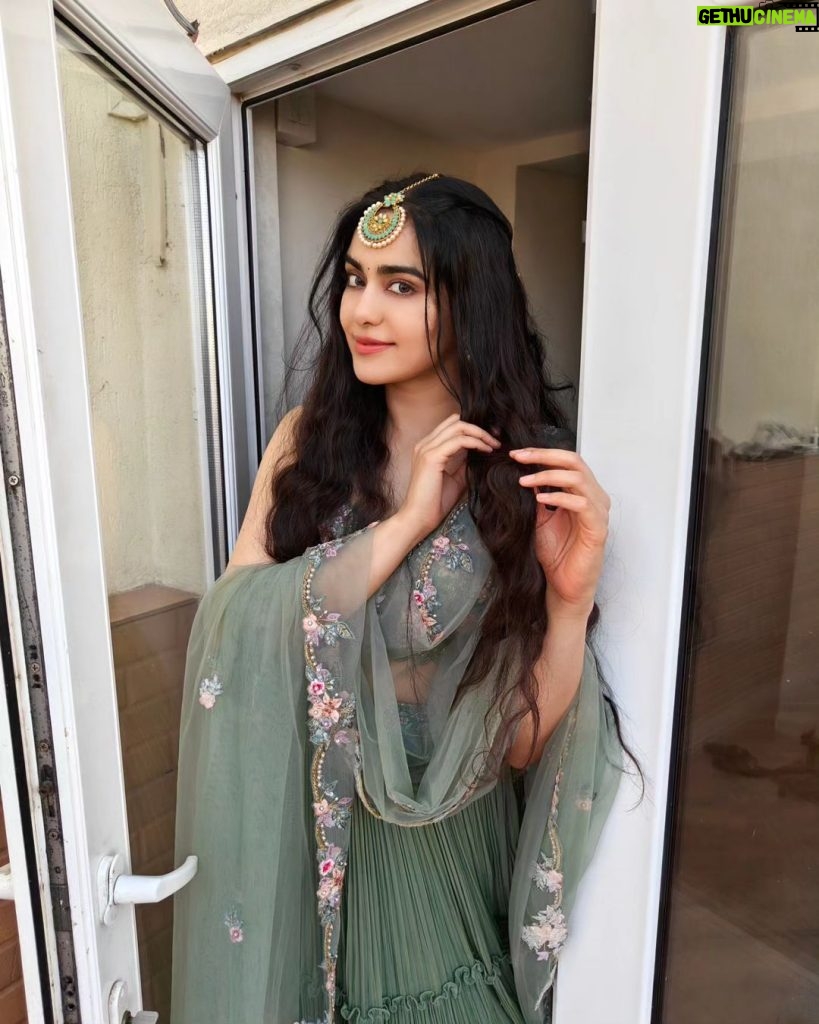 Adah Sharma Instagram - What would rather eat? The Human heart or the Human eye ? 🫀🫰👁️🐛#KoiCaptionPadhBhiRahaHaiYaSirfPhotosSwipeKarRaheHo👻 . . . wearing @kalkifashion styled by @deepshikha.chaudhary05 @shilpy_singhal_ assisted by @dhanu_rushali . Hair @snehal_uk and pics by 🦍ji