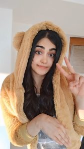Adah Sharma Instagram - चूहा दौड़!Who did it better???They told me i should be part of the Rat Race ... So I said chalo theek hai yeh bhi kar lenge 😁😁🤣🤣🤣🤣🤣🤣 #mycompetitionVsme