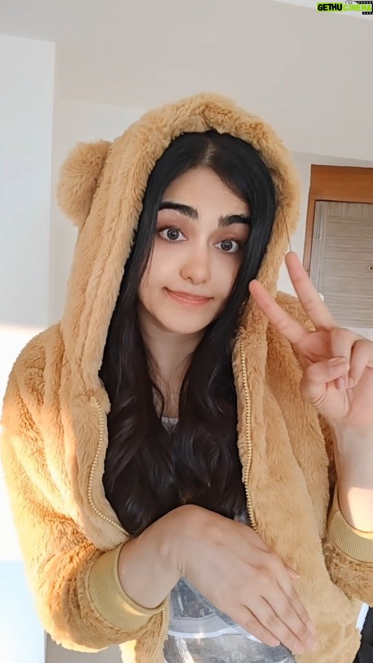 Adah Sharma Instagram - चूहा दौड़!Who did it better???They told me i should be part of the Rat Race ... So I said chalo theek hai yeh bhi kar lenge 😁😁🤣🤣🤣🤣🤣🤣 #mycompetitionVsme