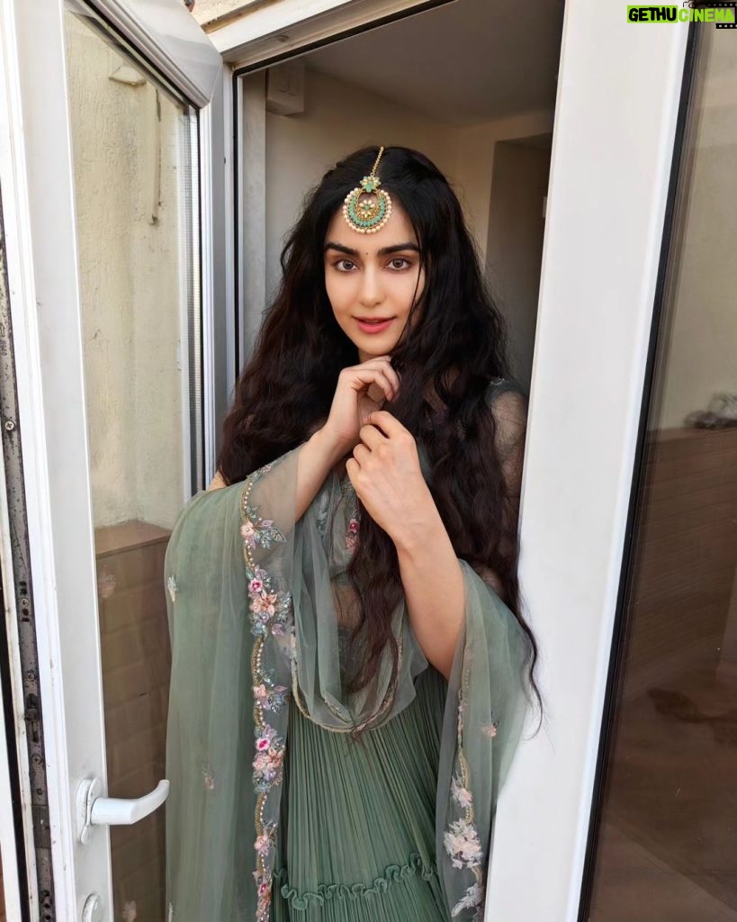 Adah Sharma Instagram - What would rather eat? The Human heart or the Human eye ? 🫀🫰👁️🐛#KoiCaptionPadhBhiRahaHaiYaSirfPhotosSwipeKarRaheHo👻 . . . wearing @kalkifashion styled by @deepshikha.chaudhary05 @shilpy_singhal_ assisted by @dhanu_rushali . Hair @snehal_uk and pics by 🦍ji