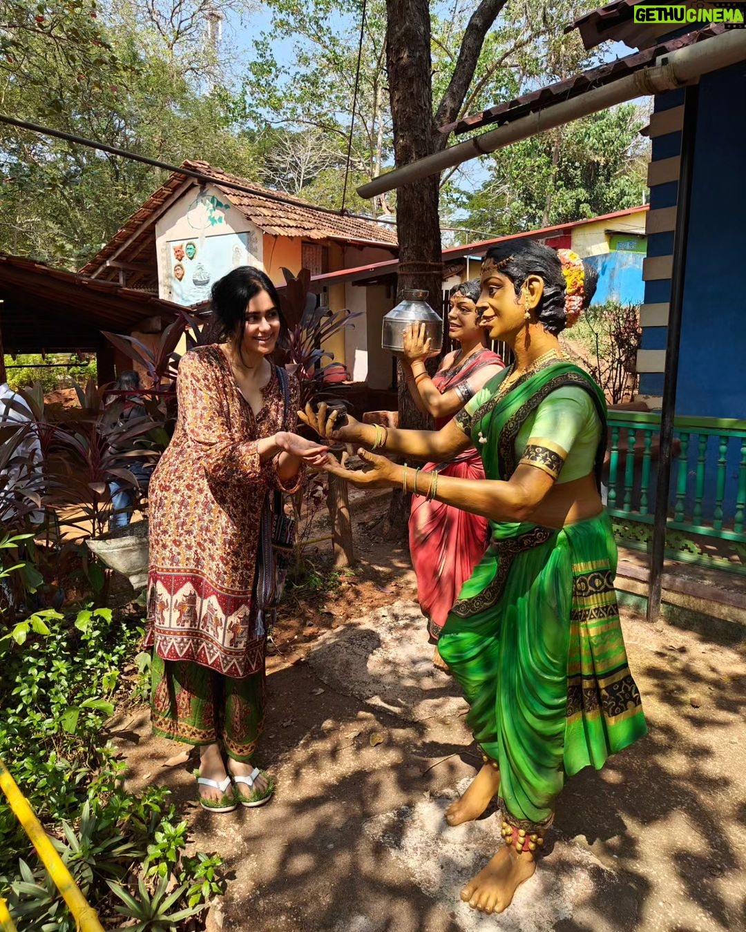Adah Sharma Instagram - Happy Makar Sankranti,Pongal, Lohri,Khichdi,Maghi,Uttarayanan,Magh Bihu ♥️♥️ . . P.S. flight 5 hrs delayed toh in sabse Milne ka mauka Mila aur kal hi celebrate kar liya tha🫀😁
