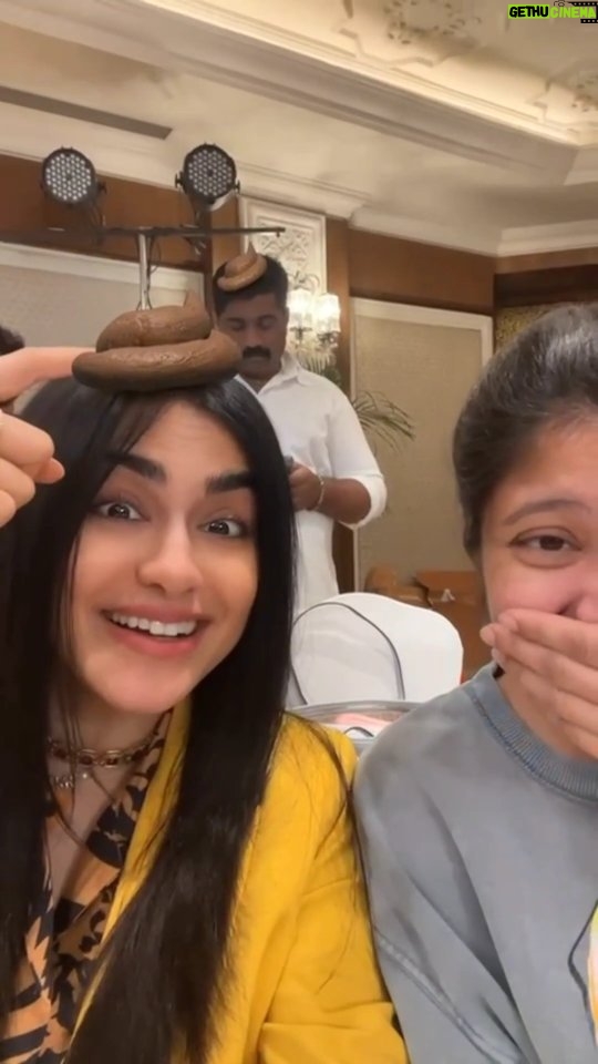 Adah Sharma Instagram - Sunflower seeds are a nutritious snack, rich in vitamin E and antioxidants, supporting healthy skin, boosting immune function, and promoting heart health. Sunflower seeds are high in fibre and facilitate good *bowel movement* 💩💩💩💩 #SunflowerSeason2 releases in 2 days 🌻🌻💉🌹on ZEE5 Thank you @vikas71 @vaibhav_vishant @parmarchaitally and @navingujral for making me Rosie 🔪