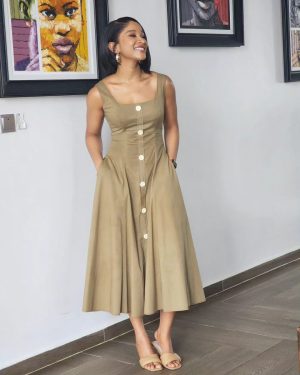 Adesua Etomi-Wellington Instagram - Smile or no smile?

📸 @theoladayo
hair laid to perfection by @marieghold

#areyouthelastchapter #causethisbeautyisarevelation #applause #thankyou 🤣🤌